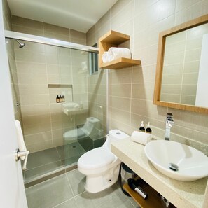 Shower, rainfall showerhead, free toiletries, hair dryer - Hotel Boutique Dawat WTC (Mexico City)
