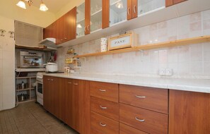 Refrigerador, parrilla de estufa, lavavajillas y cafetera y tetera 