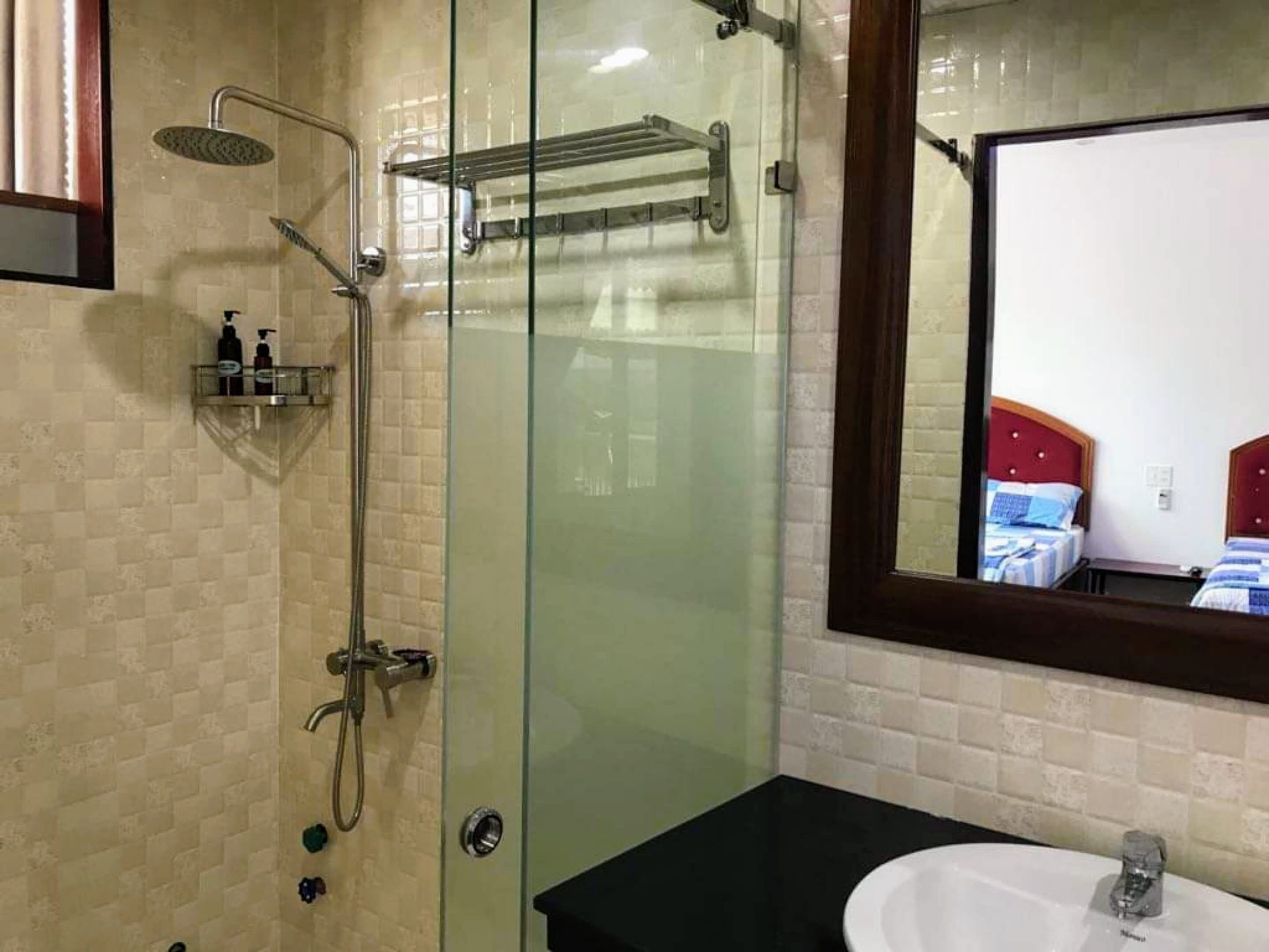 Shower, hair dryer, bidet, towels