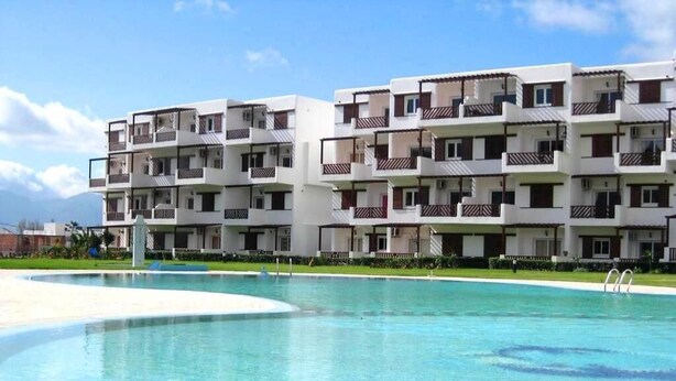 A multi-story hotel with balconies and a swimming pool. - Studio in Mirador Golf 4119 (Cabo Negro)