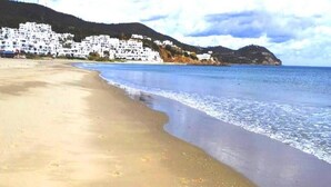 A beach with white buildings in the background and a clear sky. - Studio in Mirador Golf 4119 (Cabo Negro)