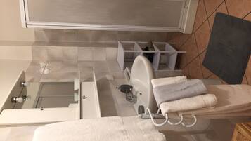 Doccia, asciugacapelli, bidet, asciugamani