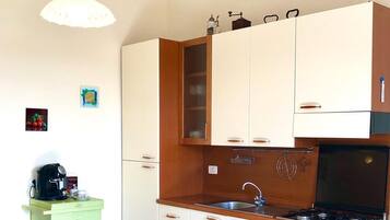 Kühlschrank, Ofen, Wasserkocher mit Kaffee-/Teezubehör, Wasserkocher