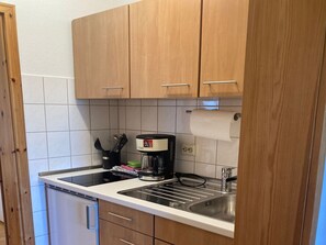 Kühlschrank, Ofen, Wasserkocher mit Kaffee-/Teezubehör, Wasserkocher