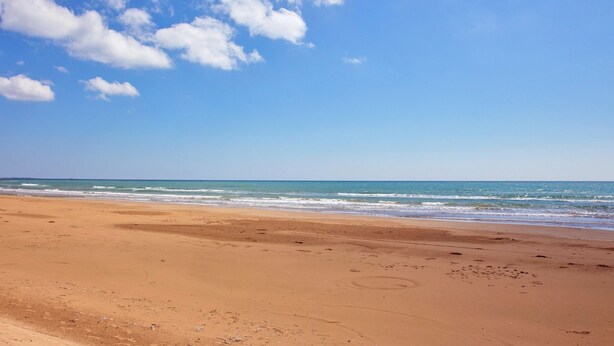 A beach with a clear sky and calm sea. - Brezza Marina by Interhome (Scicli)