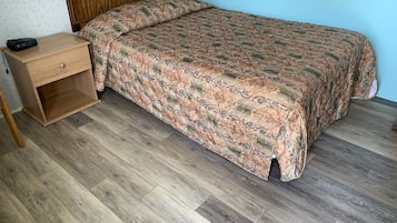 Iron/ironing board, bed sheets
