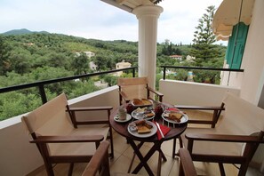 Outdoor dining - Frankis Apartment 7 Agios Spyridonas Perithia (Corfu)