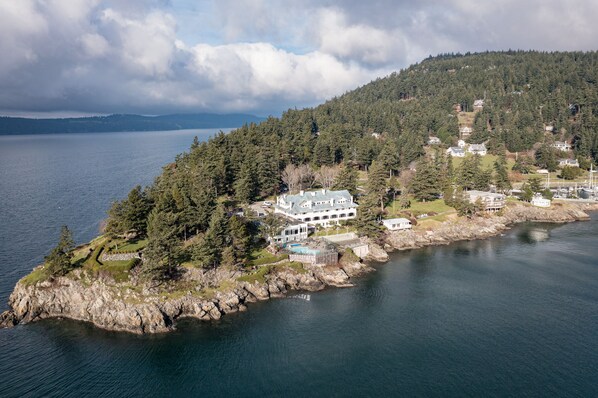 A coastal property with a large house, a swimming pool, and a rocky shoreline. - Orcas Island, Cascade Bay Overlook #286 (Eastsound)