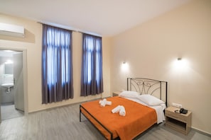 1 habitación, escritorio y cortinas blackout