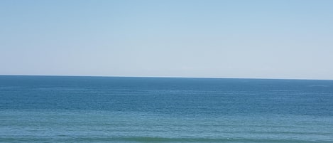 På stranden och solstolar