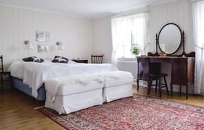3 bedrooms, travel crib