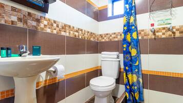 Bruser, designertoiletartikler, hårtørrer, håndklæder