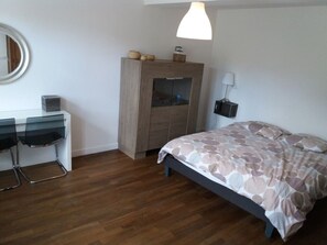 6 slaapkamers, een strijkplank/strijkijzer, wifi, beddengoed