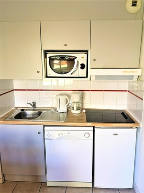 Réfrigérateur, micro-ondes, cafetière/bouilloire, grille-pain