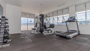 Een sportschool met loopbanden, krachtapparaten en gewichten.