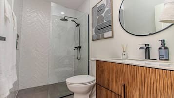 Shower, rainfall showerhead, free toiletries, hair dryer