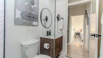 Shower, rainfall showerhead, free toiletries, hair dryer
