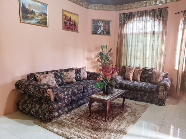 A living room with two patterned sofas, a coffee table, and a decorative plant. - I Heart JA Me Lo Dio Dios Ocho Rios (Ocho Rios)