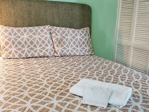 Estudio, para no fumadores | Escritorio, tabla de planchar con plancha, wifi gratis y ropa de cama 