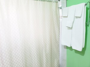 Studio, niet-roken | Badkamer | Een bad/douchecombinatie, gratis toiletartikelen, een haardroger