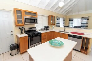 Full-sized fridge, microwave, oven, stovetop - I Heart JA  Coastal DreamVIlla-Richmond Estates (St. Ann's Bay)