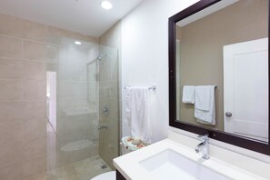 Suihku, ilmaiset hygieniatuotteet, hiustenkuivaaja, pyyhkeet