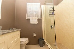 Gratis toiletartikelen, een haardroger, handdoeken