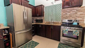 Full-sized fridge, microwave, oven, stovetop