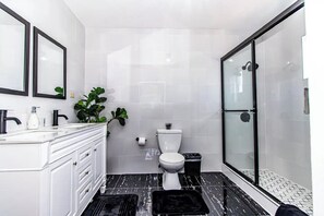 Apartamento, 1 habitación, no fumadores | Baño | Ducha, artículos de higiene personal gratuitos y secador de pelo