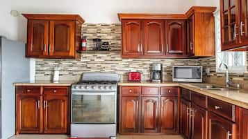 Full-size fridge, microwave, oven, stovetop