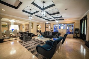 Televisión de pantalla plana, tenis de mesa y libros 