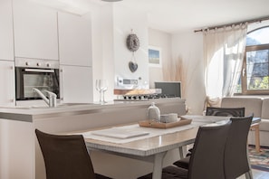 Kühlschrank, Mikrowelle, Ofen, Herdplatte