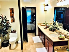 Bathtub, hair dryer, towels - Family Oasis at Waipouli! Our Getaway Incudes: Beach, Pool Resort and Fun! (Kapaʻa)