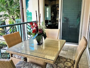Outdoor dining - Family Oasis at Waipouli! Our Getaway Incudes: Beach, Pool Resort and Fun! (Kapaʻa)