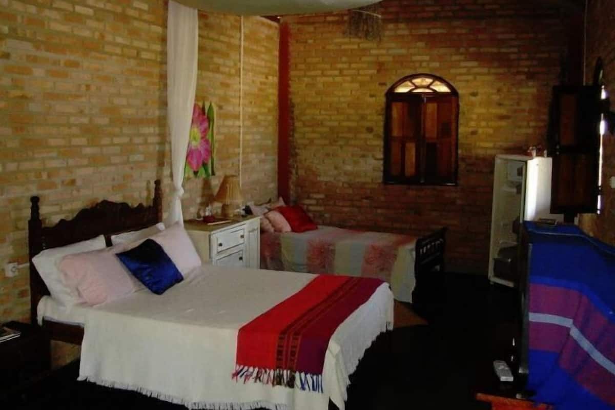 Minibar, decoración personalizada y ropa de cama 