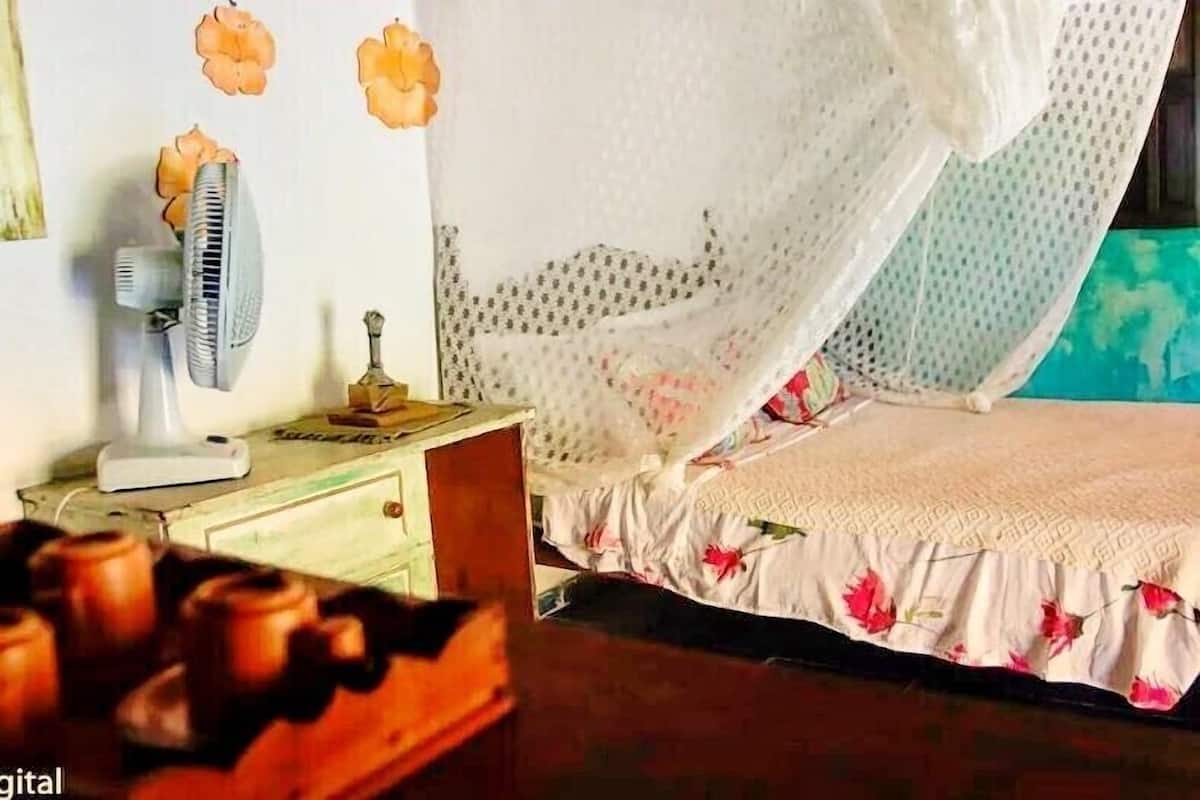 Traditional Chalet, Garden View (Chale Pe na Areia 3) | Minibar, individually decorated, bed sheets