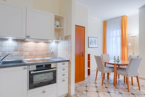 Kühlschrank, Mikrowelle, Ofen, Geschirrspüler