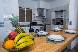 Fridge, microwave, oven, stovetop - NEW - Ocean View Madeira - relax in the modern apartment and beautiful views (Madalena do Mar)
