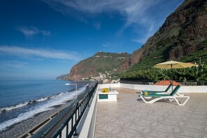 Terrace/patio - NEW - Ocean View Madeira - relax in the modern apartment and beautiful views (Madalena do Mar)