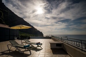 Terrace/patio - NEW - Ocean View Madeira - relax in the modern apartment and beautiful views (Madalena do Mar)