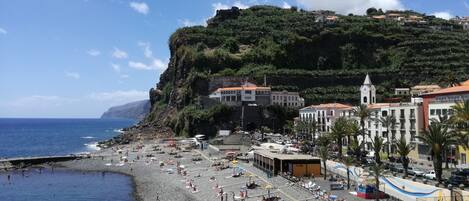 Una spiaggia nelle vicinanze