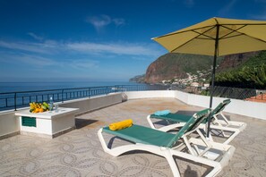 Terrace/patio - NEW - Ocean View Madeira - relax in the modern apartment and beautiful views (Madalena do Mar)