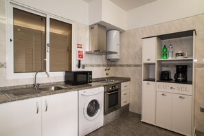 Fridge, microwave, oven, stovetop - NEW - Ocean View Madeira - relax in the modern apartment and beautiful views (Madalena do Mar)