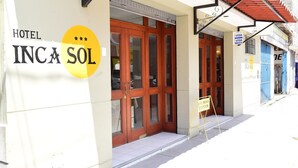 A hotel entrance with a sign reading "HOTEL INCA SOL" and a yellow sign indicating a reception area. - Hotel Incasol (Jesús Nazareno)