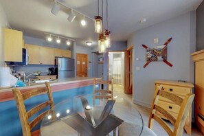 In-room dining - 1 Bedroom Mountain Condo in River Run Village with Beautiful Mountain Views and Walking Distance to Ski (Keystone)