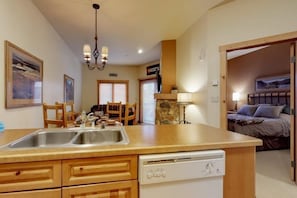 Oven, toaster - 1 Bedroom Colorado Vacation Rental in River Run Village Steps from the Summit Express Gondola (Keystone)