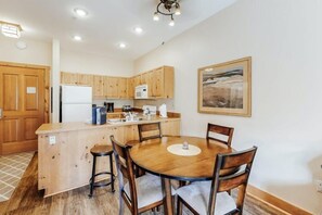 Condo (8563_Expedition_Station) | Cocina privada | Horno y tostadora 