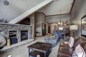 公寓客房 (Breck_Crystal_Peak_4) | 起居區 | 平面電視