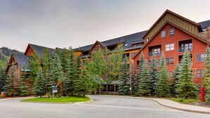 A lodge with multiple wooden buildings surrounded by evergreen trees. - 2 Bedroom Colorado Vacation Rental situated in River Run Village Steps from the Summit Express Gondola (Keystone)