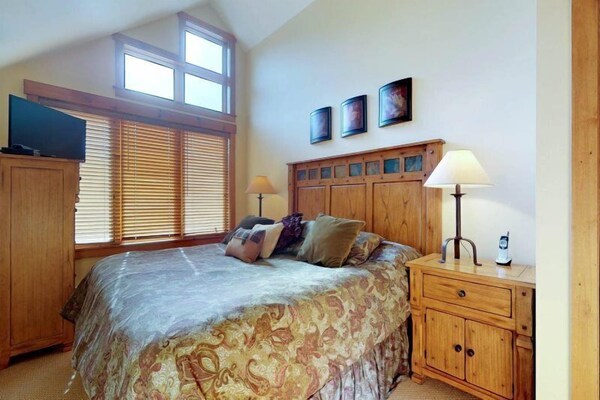 2 Bedroom Colorado Vacation Rental Situated In River Run Village Steps From The Summit Express Gondola - Keystone, CO